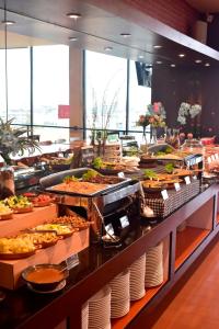 Comida en o cerca de este hotel