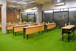 Zona business o sala de conferencias en Hotel 88 Embong Malang Tunjungan Surabaya by WH - Breakfast with The Best View on The Highest Floor and Strategic Location in The City Center