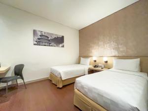 Cama o camas de una habitación en Hotel 88 Embong Malang Tunjungan Surabaya by WH - Breakfast with The Best View on The Highest Floor and Strategic Location in The City Center