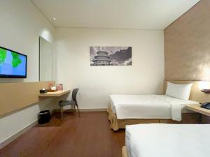 Cama o camas de una habitación en Hotel 88 Embong Malang Tunjungan Surabaya by WH - Breakfast with The Best View on The Highest Floor and Strategic Location in The City Center