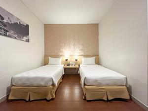 Cama o camas de una habitación en Hotel 88 Embong Malang Tunjungan Surabaya by WH - Breakfast with The Best View on The Highest Floor and Strategic Location in The City Center
