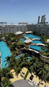 - une vue aérienne sur un complexe avec des piscines et des palmiers dans l'établissement Laguna Beach Resort 3 Condominium, à Jomtien Beach
