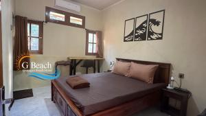 GrajaganにあるG Beach Hotelのベッドと机が置かれた寝室 +27枚の写真