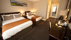 Cama o camas de una habitación en The Kenmare Bay Hotel & Luxury Lodges Resort