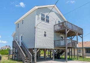 Una casa grande con escaleras en el lateral. en Byrd's Nest, en Kill Devil Hills