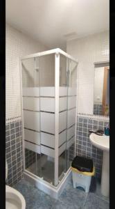 ein Badezimmer mit Dusche, Toilette und Waschbecken in der Unterkunft Piso planta baja y gran patio con piscina comunitaria de alquiler temporal in Daimús