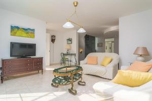 a living room with a couch and a tv at Cas Ferrer -Bonaire- in Cielo de Bonaire 