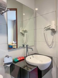 Un baño de Hotel 88 Embong Malang Tunjungan Surabaya by WH - Breakfast with The Best View on The Highest Floor and Strategic Location in The City Center