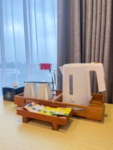 Utensilios para hacer té y café en Hotel 88 Embong Malang Tunjungan Surabaya by WH - Breakfast with The Best View on The Highest Floor and Strategic Location in The City Center