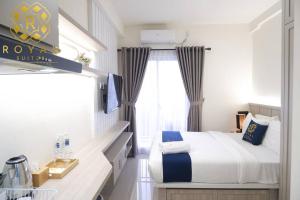 a hotel room with a bed and a window at Royal Suites Studio 11QX - Citra Plaza Nagoya in Jodoh +21 photos