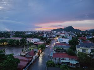 ein Blick auf eine Stadt in der Abenddämmerung mit einer Straße in der Unterkunft Gala Hotel & Apartment in Haiphong