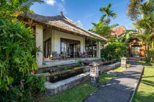 une maison avec un chemin qui y mène dans l'établissement Villa Tau, à Tegalalang