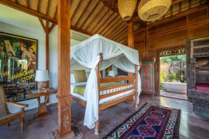 une chambre avec un lit et une baignoire dans une pièce dans l'établissement Villa Tau, à Tegalalang 84 autres photos