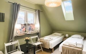Katil atau katil-katil dalam bilik di Beautiful Home In Szarejki With Wifi