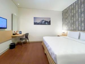 Cama o camas de una habitación en Hotel 88 Embong Malang Tunjungan Surabaya by WH - Breakfast with The Best View on The Highest Floor and Strategic Location in The City Center