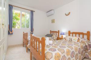 a bedroom with two beds and a window at Cas Ferrer -Bonaire- in Cielo de Bonaire 