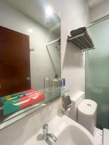 Un baño de Hotel 88 Embong Malang Tunjungan Surabaya by WH - Breakfast with The Best View on The Highest Floor and Strategic Location in The City Center