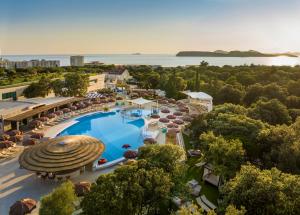 Бассейн в Valamar Tirena Hotel или поблизости