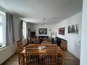 a living room with a wooden table and chairs at Ferienwohnung Grevesmühlen in Grevesmühlen