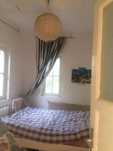 a bedroom with a bed and a window at Kınalıada manzaralı ev in Adalar