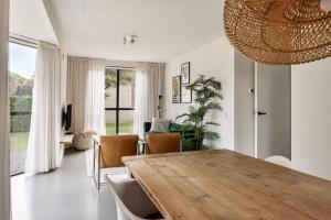 Posezení v ubytování Vakantiehuis aan het water -incl laadpaal-