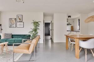 Posezení v ubytování Vakantiehuis aan het water -incl laadpaal-