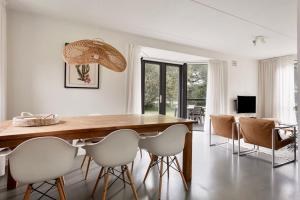 TV a/nebo společenská místnost v ubytování Vakantiehuis aan het water -incl laadpaal- + 40 fotografií