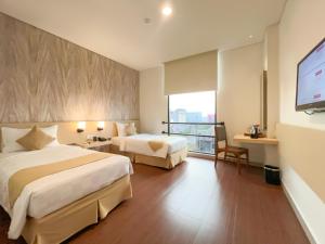 Rúm í herbergi á Hotel 88 Embong Malang Tunjungan Surabaya by WH - Breakfast with The Best View on The Highest Floor and Strategic Location in The City Center +33 myndir
