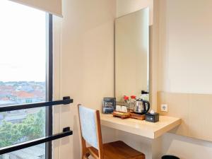 Imagen de la galería de Hotel 88 Embong Malang Tunjungan Surabaya by WH - Breakfast with The Best View on The Highest Floor and Strategic Location in The City Center, en Surabaya