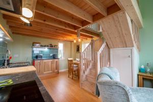 una cucina e un soggiorno con pareti e pavimenti in legno di The Old Coastguard Station, Lochinver a Lochinver