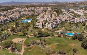 una vista aérea de un complejo con un parque en 2 Bedroom Cozy Apartment In Vera, en Vera