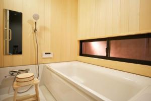 un bagno con vasca e microfono di Bed and Craft a Nanto Altre 26 foto