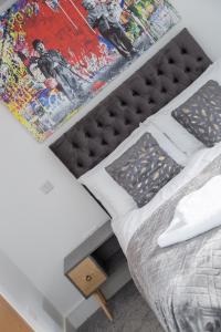 ein Schlafzimmer mit einem Bett mit einer ausziehbaren Schublade in der Unterkunft Hotel Rafay in Blackburn