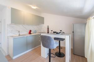 Dapur atau dapur kecil di Studio apartman Mili +2 gambar