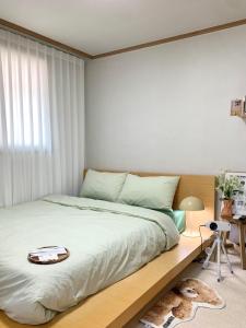 Postel nebo postele na pokoji v ubytování 10minutes from Korea University#cozy house#동대문