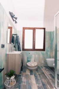 ムラヴェーラにあるAppartamento Le Margheriteのトイレと洗面台付きのバスルーム