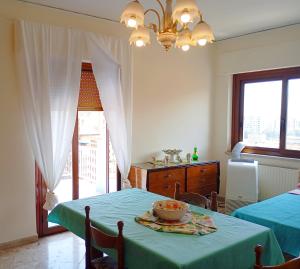 un comedor con una mesa con un tazón. en Apartament di Nick Central Station, en Palermo