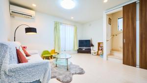 Μια τηλεόραση ή/και κέντρο ψυχαγωγίας στο M HOUSE 新开业优惠！独栋别墅鹤桥站步行5分钟！超便利！难波日本桥神户环球影城奈良一线直达