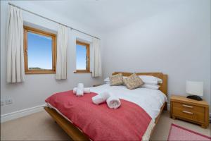 Postel nebo postele na pokoji v ubytování Property 464 - Claddaghduff