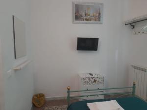 TV a/nebo společenská místnost v ubytování Casa Roma Affittacamere