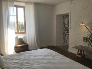 Łóżko lub łóżka w pokoju w obiekcie Chateau de Cours
