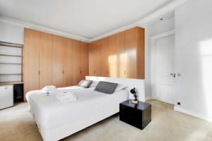Chic uncluttered apartment 17arrd