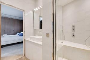 Chic uncluttered apartment 17arrd