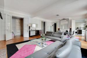 Chic uncluttered apartment 17arrd