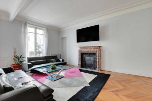 Chic uncluttered apartment 17arrd