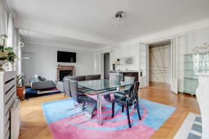 Chic uncluttered apartment 17arrd