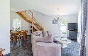 Televisyen dan/atau pusat hiburan di Stunning Home In Marennes-Hiers-Brouage