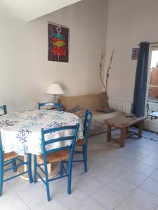 a room with a table and chairs and a couch at Maison 6P dans résidence avec piscine in Châtelaillon-Plage