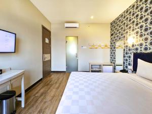Postel nebo postele na pokoji v ubytování Hotel 88 Kedungsari - Kedungdoro By WH