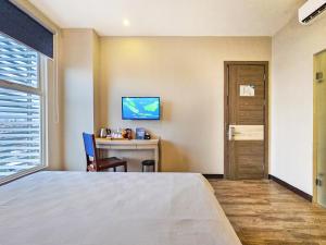Postel nebo postele na pokoji v ubytování Hotel 88 Kedungsari - Kedungdoro By WH